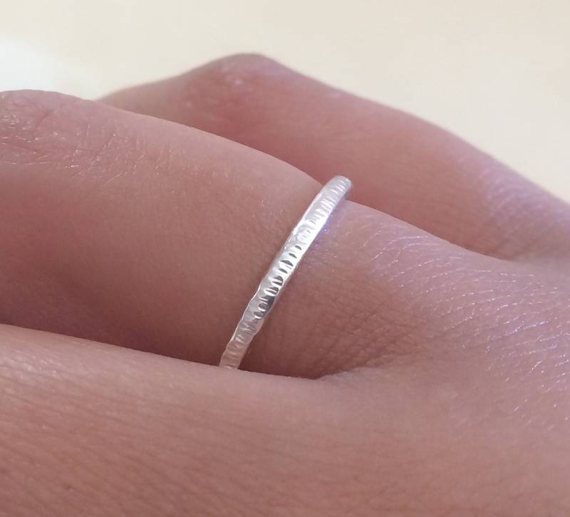 Gehämmerter Sterling Silber Stacking Ring Coin Rand Band Gehämmerter Sterling Silber Stacking Ring Coin Rand Band von CoywolfJewelry