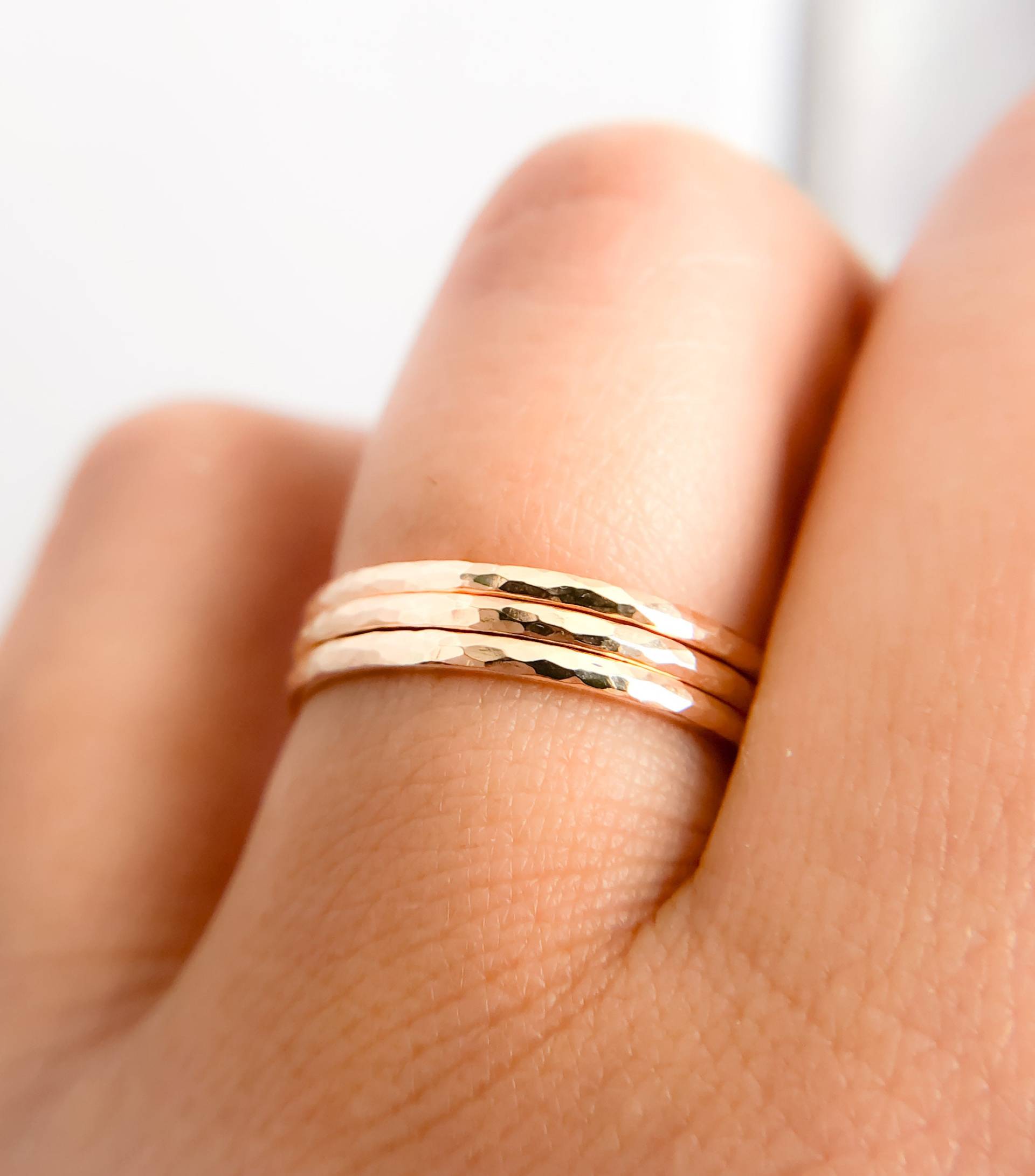 Gehämmertes 14K Gold Filled Ring Set Dünne Stapelringe Gehämmertes 14K Gold Filled Ring Set Dünne Stapelringe von CoywolfJewelry