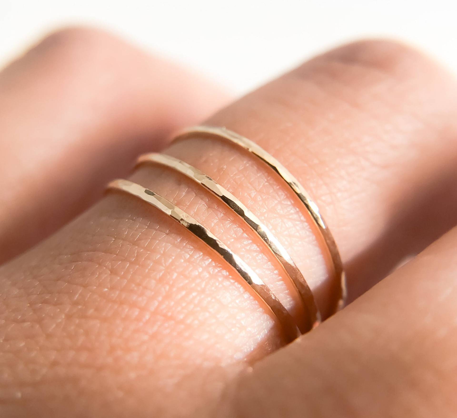 Gold Filled Stapelringe Set Aus 3 Gehämmerten Micro Skinny Bands Gold Filled Stapelringe Set Aus 3 Gehämmerten Micro Skinny Bands von CoywolfJewelry