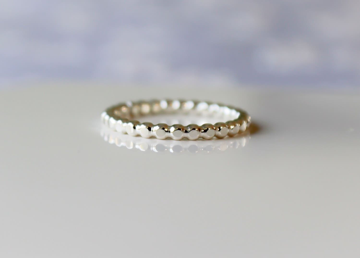 Sterling Silber Bead Ring Zierlicher Stapelschmuck Sterling Silber Bead Ring Zierlicher Stapelschmuck von CoywolfJewelry