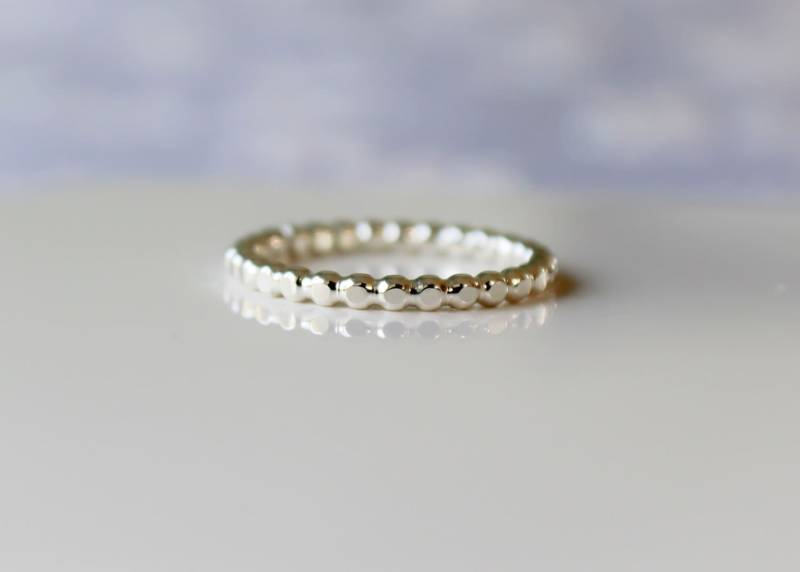 Sterling Silber Bead Ring Zierlicher Stapelschmuck Sterling Silber Bead Ring Zierlicher Stapelschmuck von CoywolfJewelry