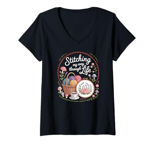 Damen Stickerei My Way Through Life Craft Cottagecore mit Blumenmuster T-Shirt mit V-Ausschnitt Damen Stickerei My Way Through Life Craft Cottagecore mit Blumenmuster T-Shirt mit V-Ausschnitt von Cozy Crafting Life Apparel Gifts by Anastasia