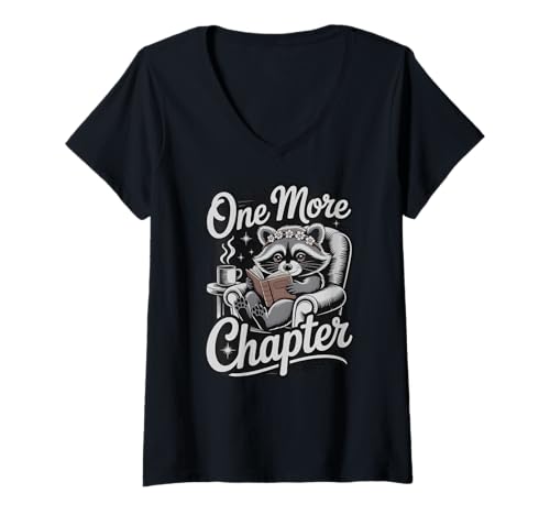 Damen Lost in a Good Book Waschbär Lesebuch Liebhaber Kunst T-Shirt mit V-Ausschnitt Damen Lost in a Good Book Waschbär Lesebuch Liebhaber Kunst T-Shirt mit V-Ausschnitt von Cozy Whimsical Bookish Animal Illustration
