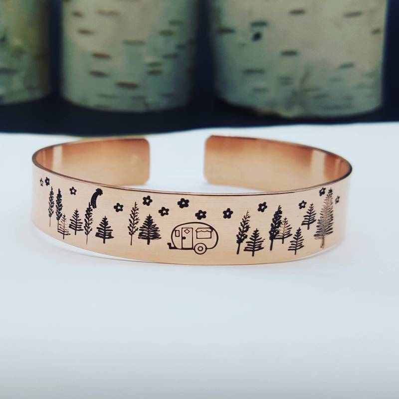 Unter Den Sternen Kupfer Armreif Im Freien Wildnis Bäume Sterne Camper Einzigartige Natur Geschenke von CozyCabinCrafting