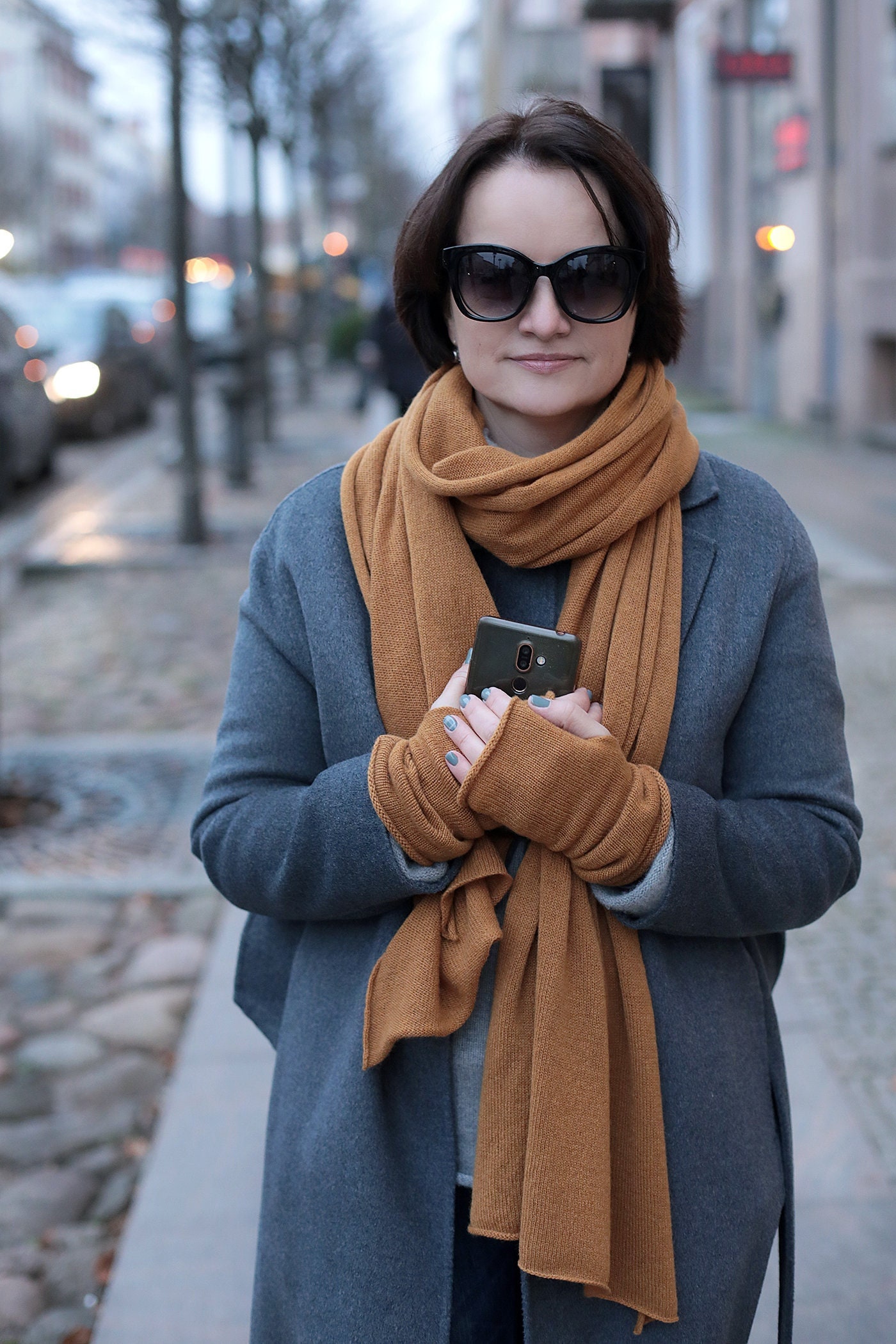 2-Teiliges Set Aus Kaschmirschal, Fingerlose Handschuhe in Zimtfarbe, Gestrickte Winteraccessoires Frau, Luxuriöses Kaschmir-Reisezubehör von CozyCashmereBoutique