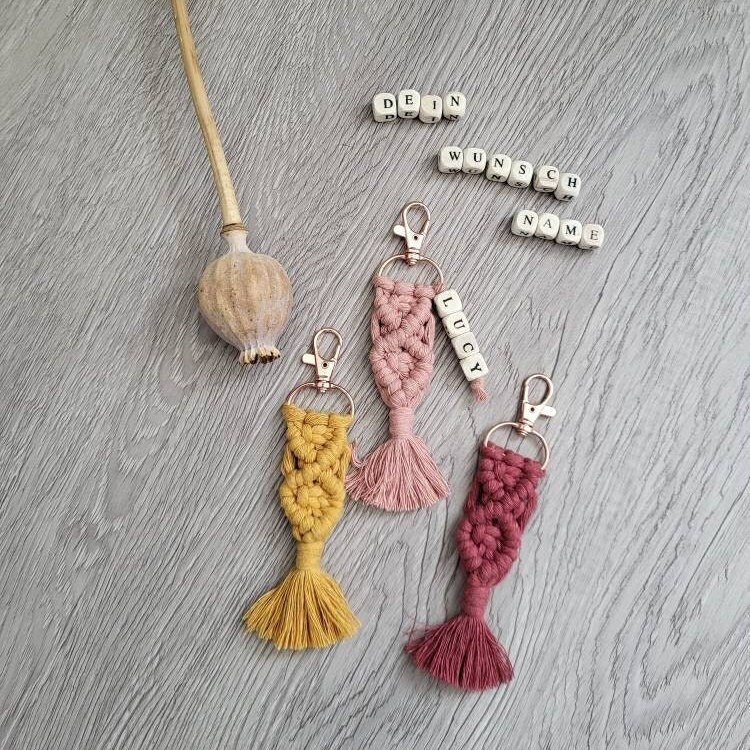 Makramee-Schlüsselanhänger Aus Nachhaltigem Baumwollgarn in Tollen Farben, Mit Wunschnamen Personalisierbar, Geschenk Für Weihnachten Makramee-Schlüsselanhänger Aus Nachhaltigem Baumwollgarn in Tollen Farben, Mit Wunschnamen Personalisierbar, Geschenk Für Weihnachten von CozyCrime
