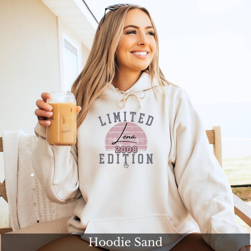 18. Geburtstag Geschenk Personalisierter Hoodie Schwester Mit Name Und Jahr - Originelles Enkelin 18 Patenkind Kapuzenpullover von CozyDaysDesign