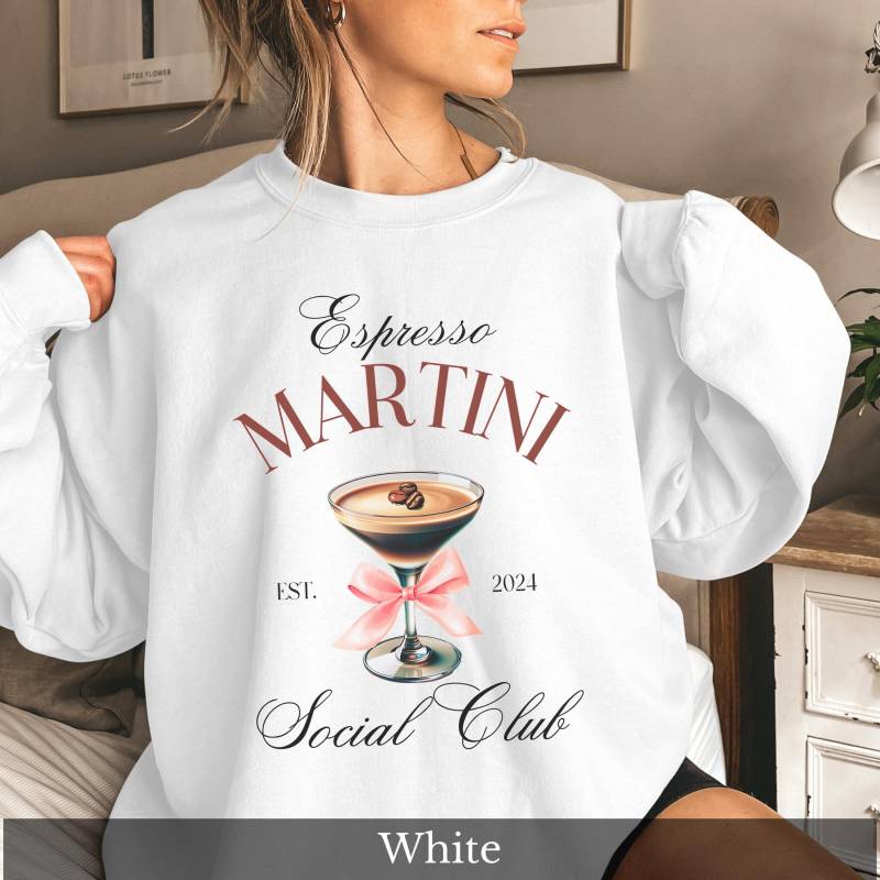 Espresso Martini Social Club Sweatshirt Est. 2024 Geschenk Freundin Kaffeeliebhaber Geschenkidee Jga Pullover Lover Gift von CozyDaysDesign
