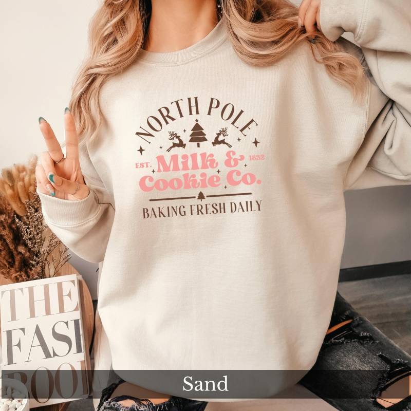 Weihnachtspullover Damen - North Pole Milk & Cookie Co. Sweatshirt, Vintage Weihnachtsdesign, Geschenkidee Frau Mama Tochter Freundin von CozyDaysDesign