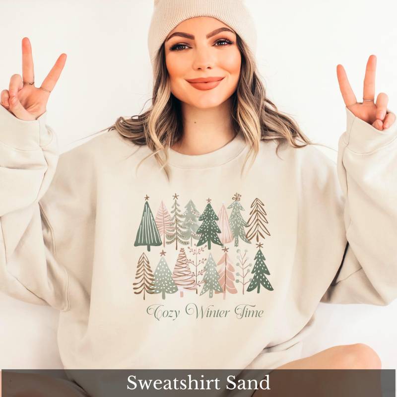 Weihnachtspullover Damen - Winter Pullover Mit Weihnachtsbäumen, Geschenkidee Weihnachten, Sweatshirt Beige Sand, Wintermode Frau von CozyDaysDesign