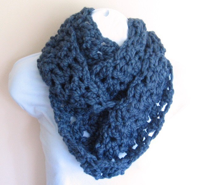 Blueberry Wunderschöner Infinity Schal. Damen Accessoires Gehäkelt Blueberry Wunderschöner Infinity Schal. Damen Accessoires Gehäkelt von CozyGirlDesigns