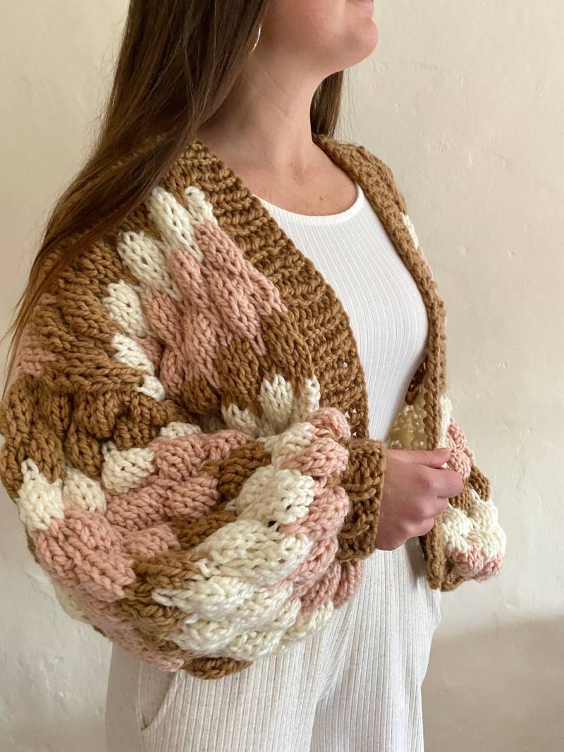 Kurzer Handstrick-Cardigan Mit Lockerer Passform Und Ballon-Ärmeln, Boho-strickbomber, Bunte Jacke, Weihnachtsgeschenk von CozyLoopsbyGeorgina