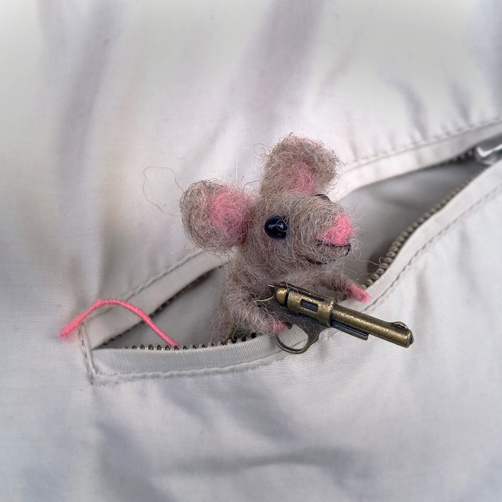Filzmaus Brosche Lustiges Tierzubehör Nettes Geschenk Miniaturtier Mit Pistole Nadel Gefilztes Schmuck von CozyMilArt