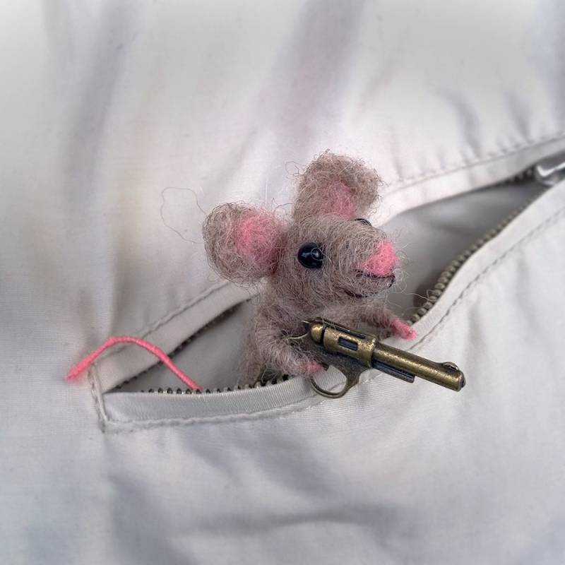 Filzmaus Brosche Lustiges Tierzubehör Nettes Geschenk Miniaturtier Mit Pistole Nadel Gefilztes Schmuck von CozyMilArt