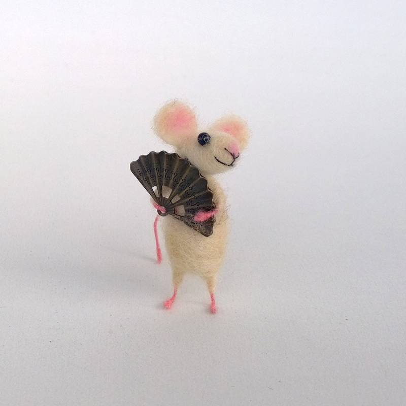 Maus Pin Filzmaus Mit Fächer Wollaccessoire Tier Brosche Mini Miniatur Witzig Unikat Schmuck Wolle Faser Skulptur von CozyMilArt