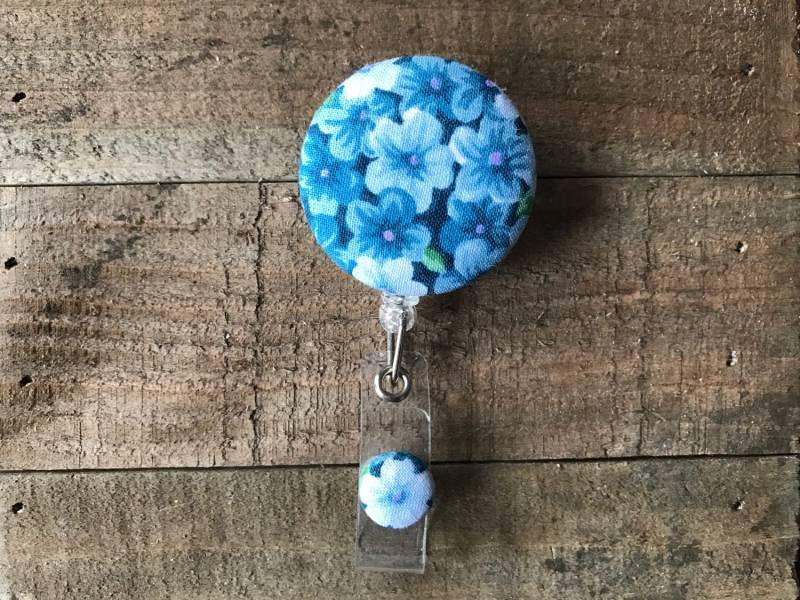 Einziehbare Ausweis/Halter-stoff Abzeichen Reel-Versenkbare Reel-Abzeichen Reel-Id Badge Halter-Krankenschwester Geschenk-Hellblau Und Dark Blue von CozyMooseDesigns