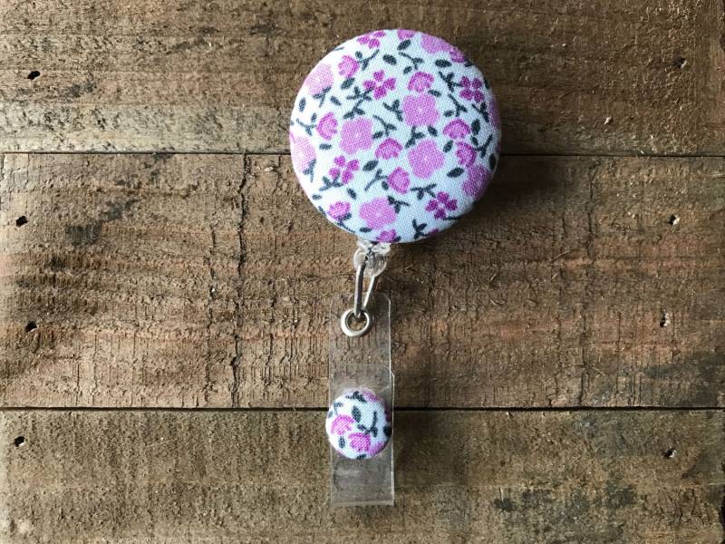 Einziehbare Ausweis/Halter-stoff Abzeichen Reel-Versenkbare Reel-Abzeichen Reel-Id Badge Halter-Krankenschwester Geschenk-Lila Und Grau Floral von CozyMooseDesigns