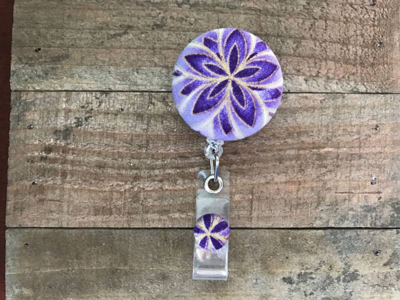 Einziehbare Ausweis/Halter-stoff Abzeichen Reel-Versenkbare Reel-Abzeichen Reel-Id Badge Halter-Krankenschwester Geschenk-Lila Und Metallic Gold von CozyMooseDesigns