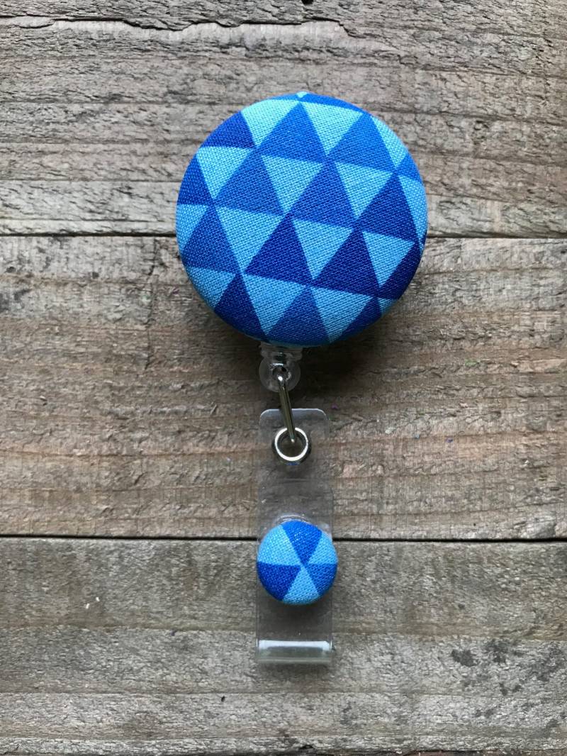 Versenkbare Ausweis Halter-stoff Abzeichen Reel-Versenkbare Reel-Abzeichen Reel-Id Badge Halter-Krankenschwester Geschenk-Blau Dreieck von CozyMooseDesigns