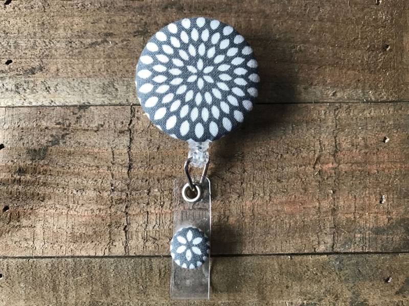 Versenkbare Ausweis Halter-stoff Abzeichen Reel-Versenkbare Reel-Abzeichen Reel-Id Badge Halter-Krankenschwester Geschenk-Grau Und Weiß Muster von CozyMooseDesigns