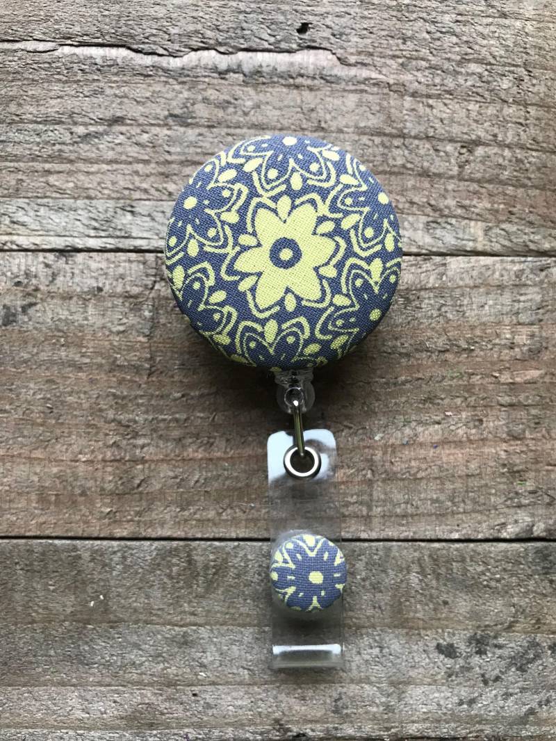 Versenkbare Ausweis Halter-stoff Abzeichen Reel-Versenkbare Reel-Abzeichen Reel-Id Badge Halter-Krankenschwester Geschenk-Grauen Und Gelben Blumen von CozyMooseDesigns