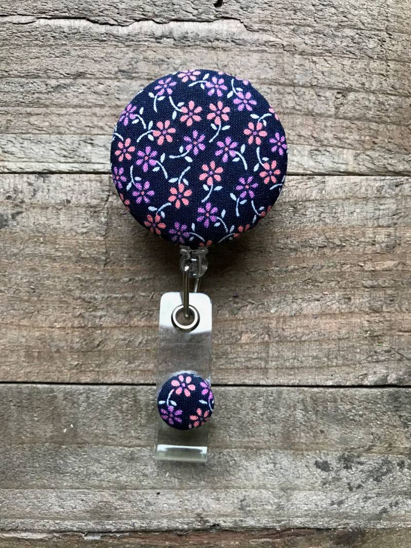 Versenkbare Ausweis Halter-stoff Abzeichen Reel-Versenkbare Reel-Abzeichen Reel-Id Badge Halter-Krankenschwester Geschenk-Koralle Mini Blumen Lila von CozyMooseDesigns