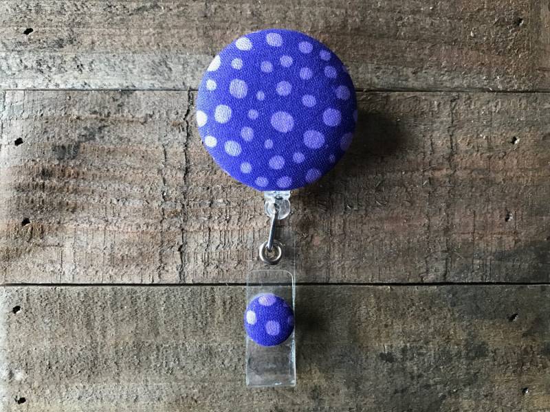Versenkbare Ausweis Halter-stoff Abzeichen Reel-Versenkbare Reel-Abzeichen Reel-Id Badge Halter-Krankenschwester Geschenk-Lila Polka Dot von CozyMooseDesigns