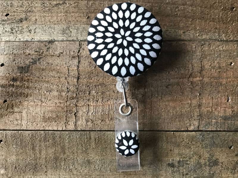 Versenkbare Ausweis Halter-stoff Abzeichen Reel-Versenkbare Reel-Abzeichen Reel-Id Badge Halter-Krankenschwester Geschenk-Runde Design in Schwarz Und von CozyMooseDesigns