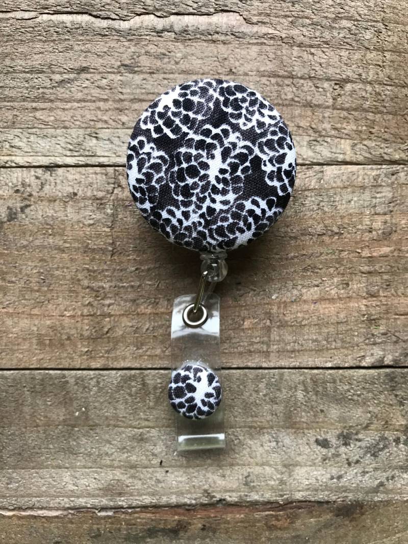 Versenkbare Ausweis Halter-stoff Abzeichen Reel-Versenkbare Reel-Abzeichen Reel-Id Badge Halter-Krankenschwester Geschenk-Schwarz Und Weiß Floral von CozyMooseDesigns