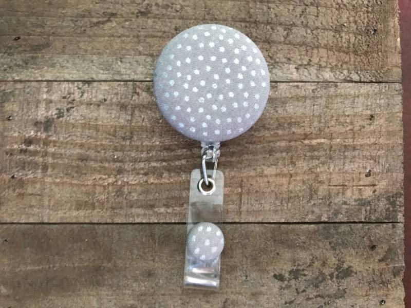 Versenkbare Ausweis Halter-stoff Abzeichen Reel-Versenkbare Reel-Abzeichen Reel-Id Badge Halter-Krankenschwester Geschenk-Silber Metallisch Polka Dot von CozyMooseDesigns