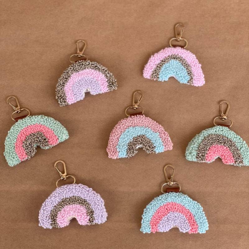 Punch Needle Regenbogen Schlüsselanhänger Handgemachter Schlüsselanhänger von CozyNestNeedle