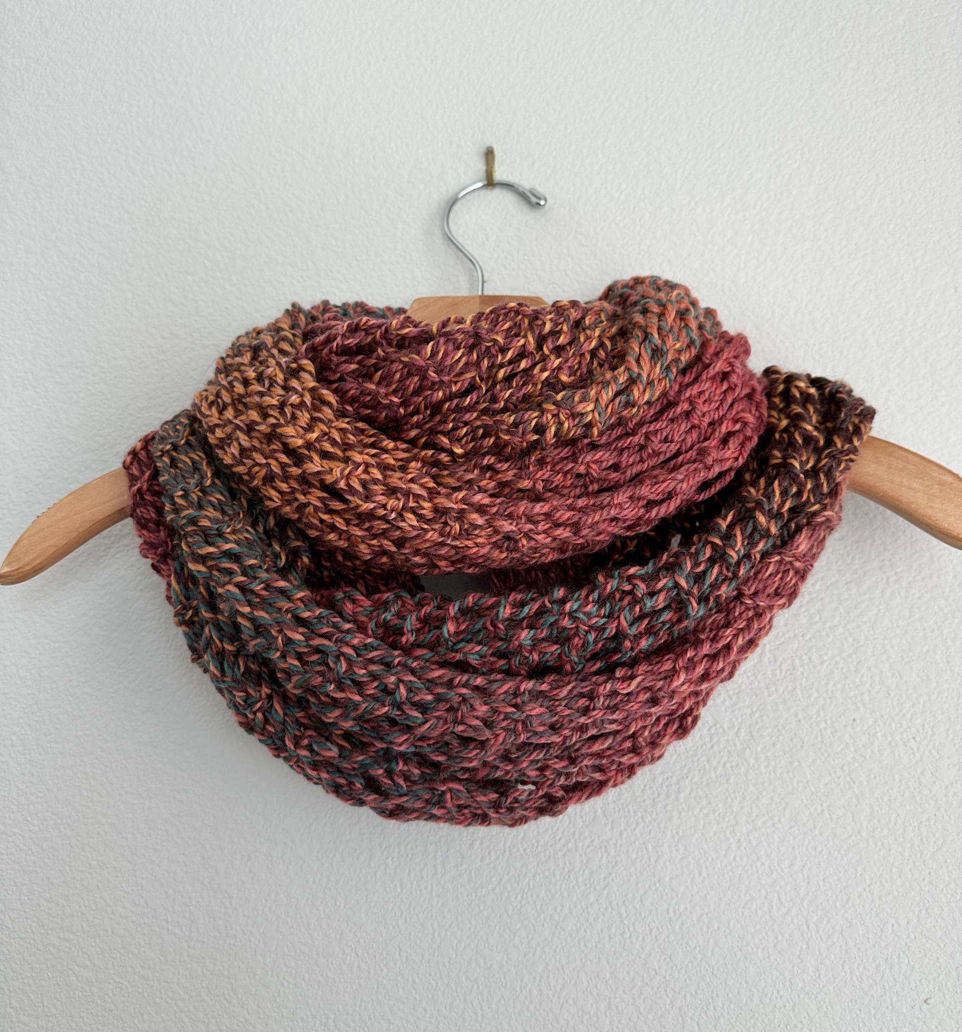 Handgemachte Super Wash Wolle Infinity Schal Herbstfarben Kürbis Orange Gelb Petrol Loop Ösen Garn von CozyPurlKnits