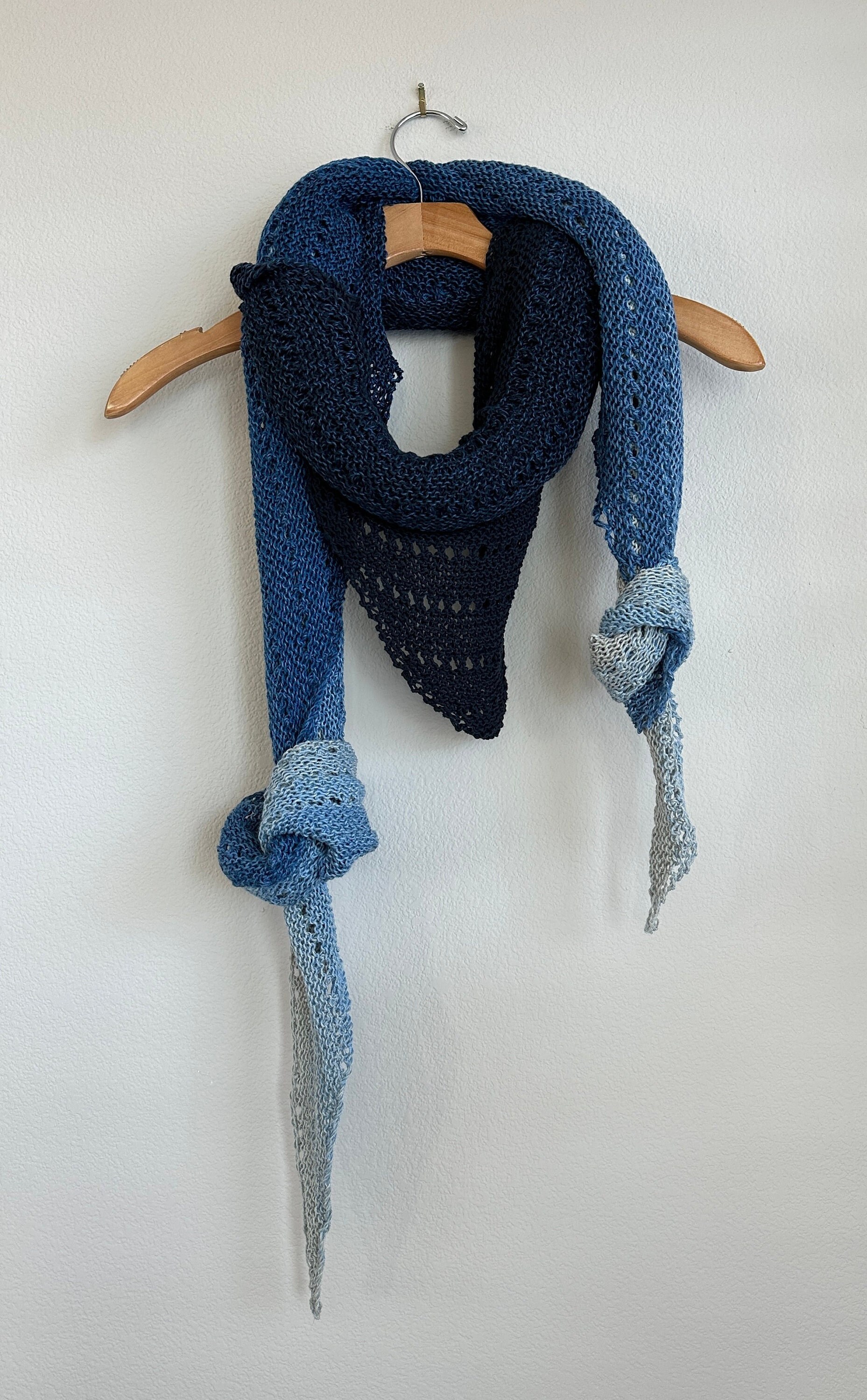 Handgemachtes Extra Großes Schultertuch Lacetuch Blau Kobaltblau Grau Farbverlauf Schal Wolle Free Hand Gestrickt Wickelschal Handgemachtes Extra Großes Schultertuch Lacetuch Blau Kobaltblau Grau Farbverlauf Schal Wolle Free Hand Gestrickt Wickelschal von CozyPurlKnits