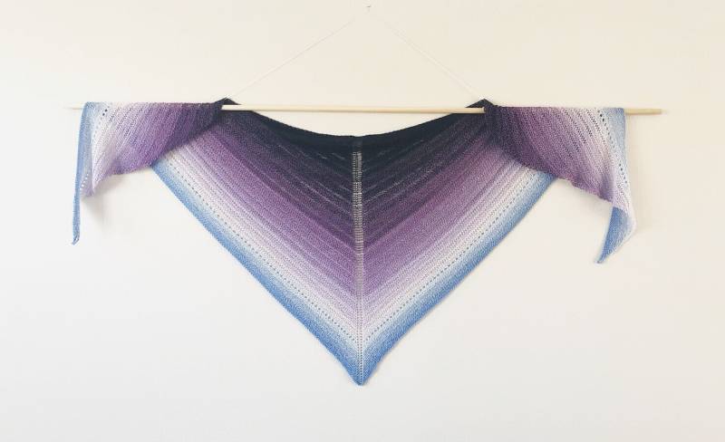 Von Hand Gestricktes Extra Großes Schultertuch Dunkelblau Lila Lavendel Himmelblau Ombre Iris Tuch Baumwolle Acryl Jumbo Schal von CozyPurlKnits