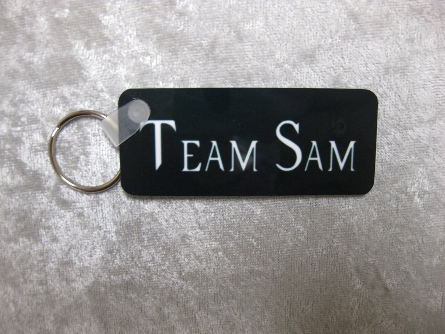Team Sam Supernatural Tv-Serie Single-Design Schlüsselanhänger Team Sam Supernatural Tv-Serie Single-Design Schlüsselanhänger von CozySaturday