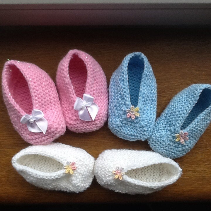 Handgestrickte Baby Booties Hausschuhe Aus Weichem Wollgarn Mit Blume Oder Schleife von CozyWozyWo