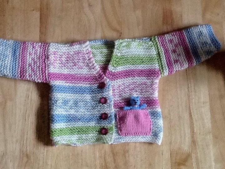 Handgestrickte Baby Strickjacke Mit Teddy Bär Tasche von CozyWozyWo