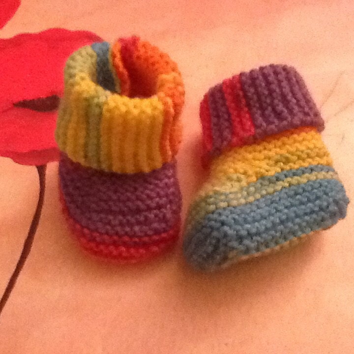 Funky Hand Gestrickte Baby Booties, Wende Manschetten. Junge Oder Mädchen Ihre Farbwahl. Regenbogen. Geburt Bis 9 M. Baby-Dusche. 1-3 Tage Versand von CozyWozyWo