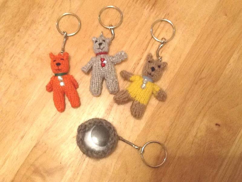 Hand Gestrickter Teddy Bär Schlüsselanhänger Edelstein Knopf Handtaschenanhänger von CozyWozyWo