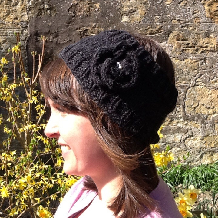 Handgestrickte Stirnband, Ohrwärmer Mit Blumenmotiv Perlen Hervorgehoben. Frühling. Sommer. Herbst. Winter. Großes Geschenk. 1-2 Tage Versand von CozyWozyWo