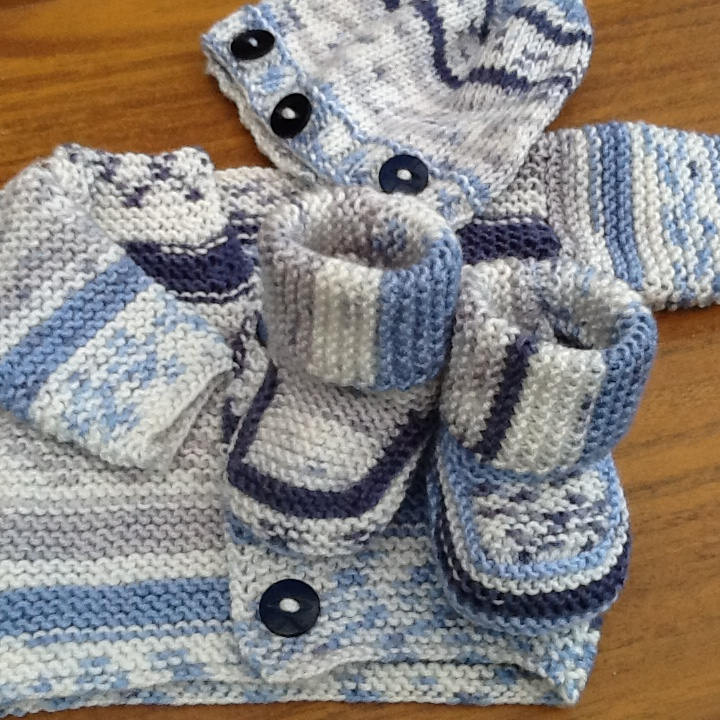 Handgestrickte Strickjacke, Passende Mütze Und Babyschuhe Bis 12 Monate, Einfarbig Oder Bunt, Babyparty von CozyWozyWo