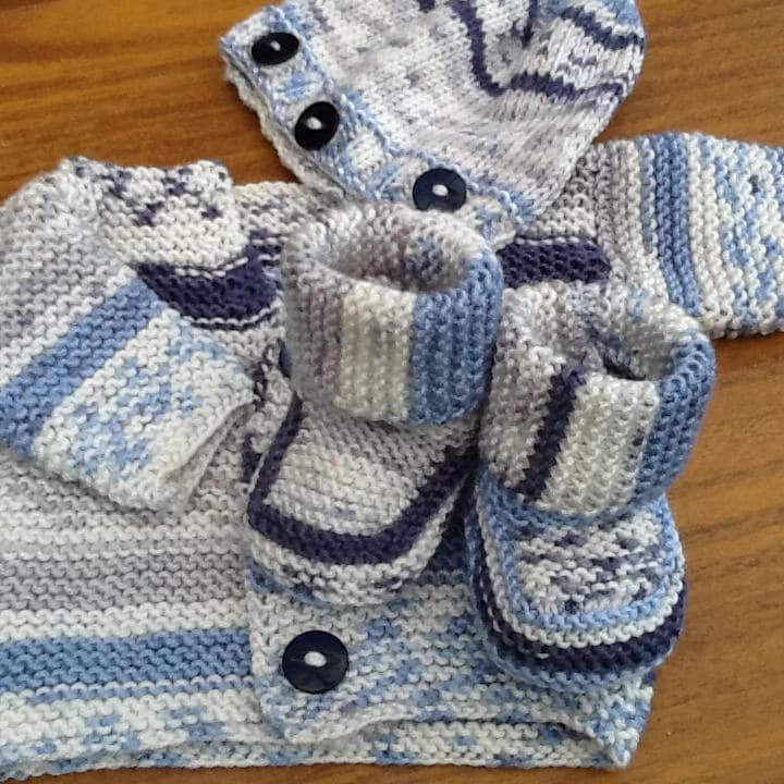 Handgestrickte Strickjacke, Passende Mütze Und Babyschuhe Bis 12 Monate, Einfarbig Oder Bunt, Babyparty von CozyWozyWo