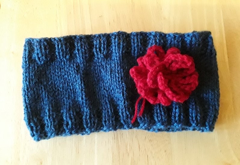 Smart, Gemütliche Handgestrickte Stirnband-Ohrwärmer Mit Oder Ohne Blumenmotiv Knopfdruck Hervorgehoben. Frühling. Sommer. Herbst. Winter. Geschenk von CozyWozyWo