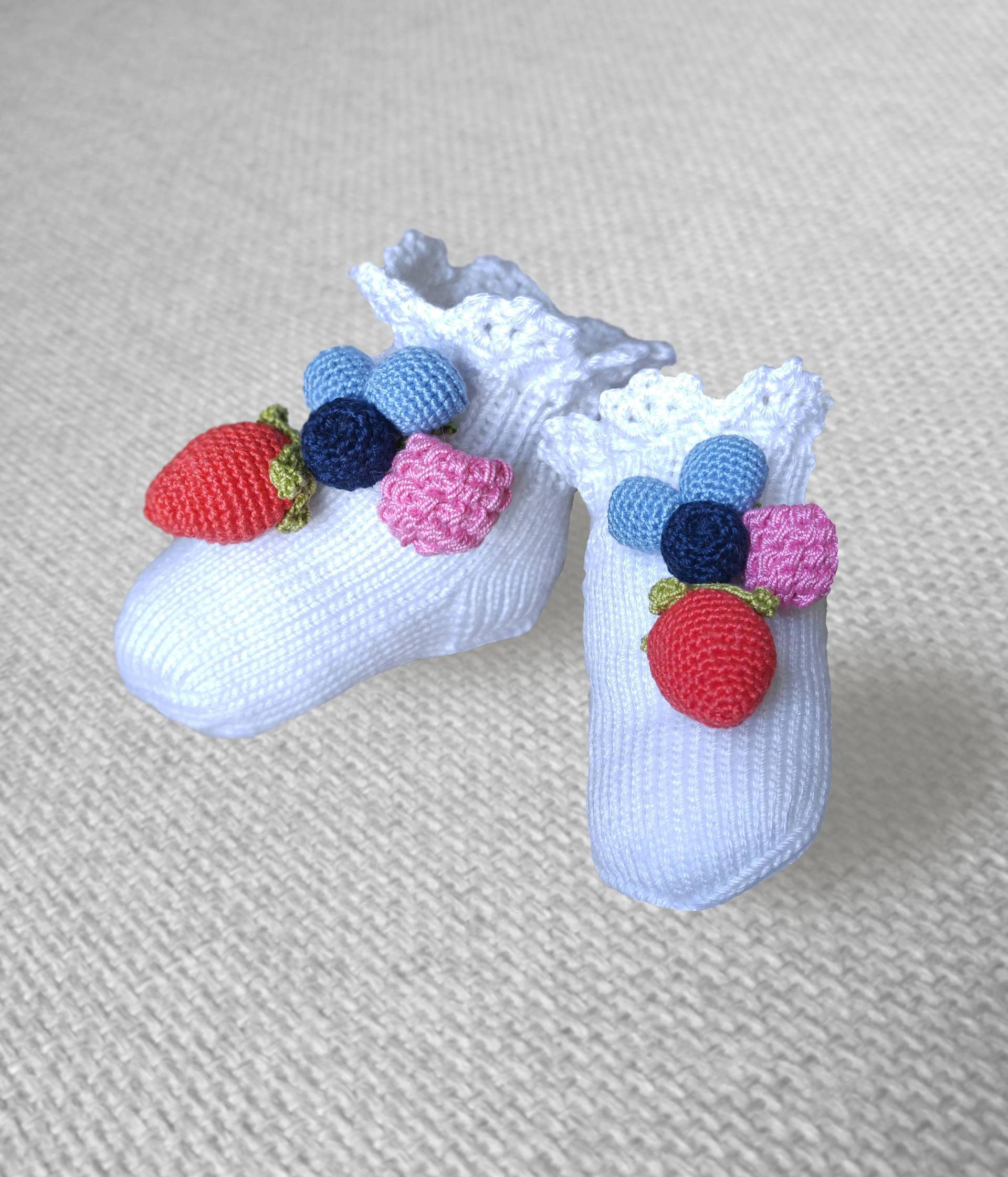 Beeren Socken Soft Baby Babyschuhe, Die Gestrickt Häkeln Booties Shower Geschenk Babypartygeschenk von Cozychic99
