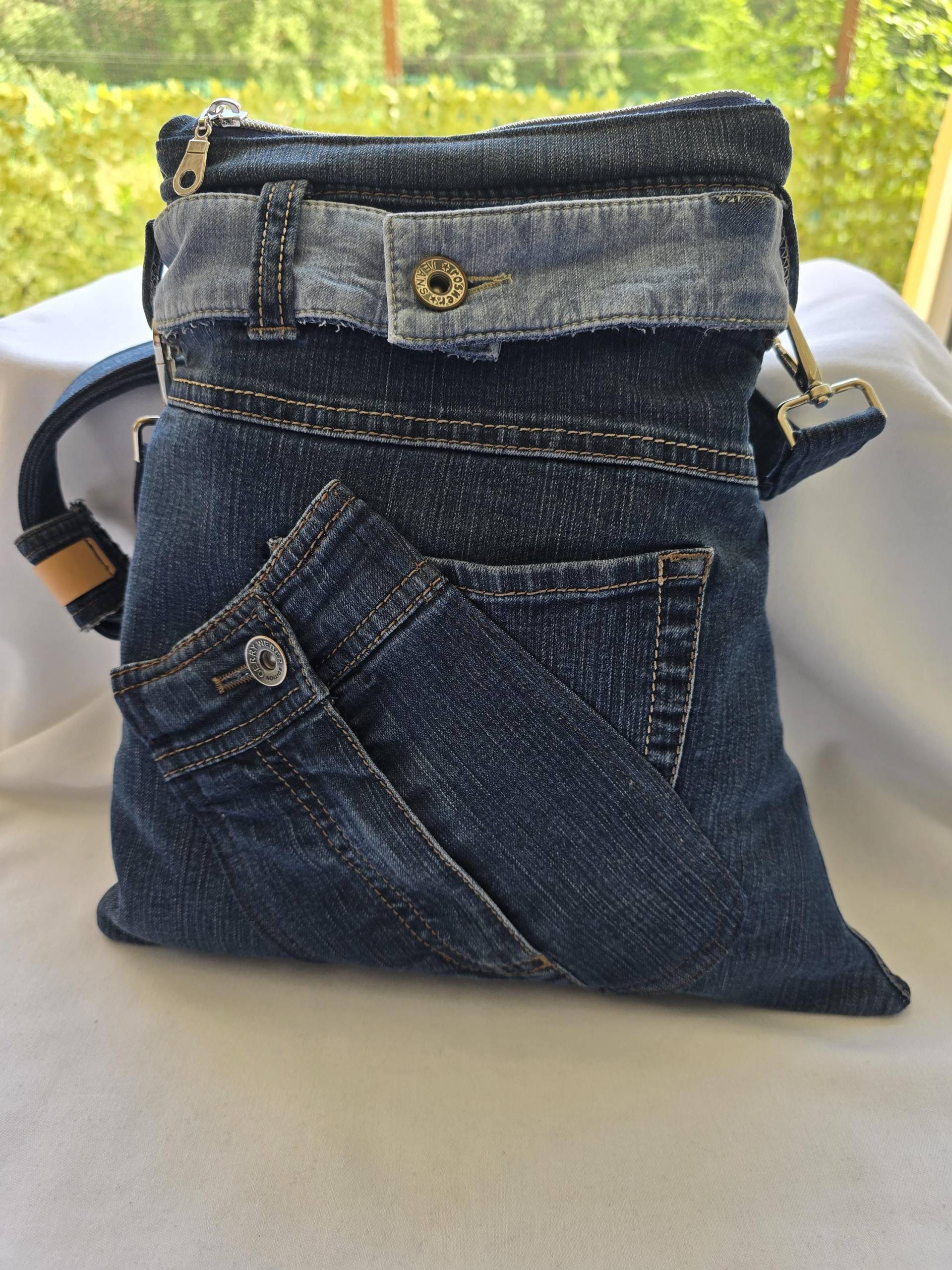 Upcycling Jeanstasche, Umhängetasche, Crossbodybag Mit Schlüsselanhänger, Einzelstück, Handarbeit, Crazyupcycling von CrUpCyCrazyUpcycling