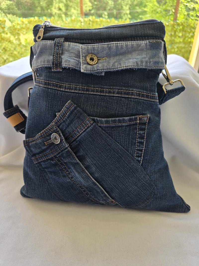 Upcycling Jeanstasche, Umhängetasche, Crossbodybag Mit Schlüsselanhänger, Einzelstück, Handarbeit, Crazyupcycling Upcycling Jeanstasche, Umhängetasche, Crossbodybag Mit Schlüsselanhänger, Einzelstück, Handarbeit, Crazyupcycling von CrUpCyCrazyUpcycling