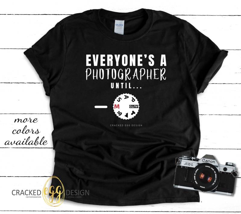 Jeder Ist Ein Fotograf Bis Zum Manuellen Modus. Professionelle Fotografie Kurzarm Unisex T-Shirt Jeder Ist Ein Fotograf Bis Zum Manuellen Modus. Professionelle Fotografie Kurzarm Unisex T-Shirt von CrackedEggDesign