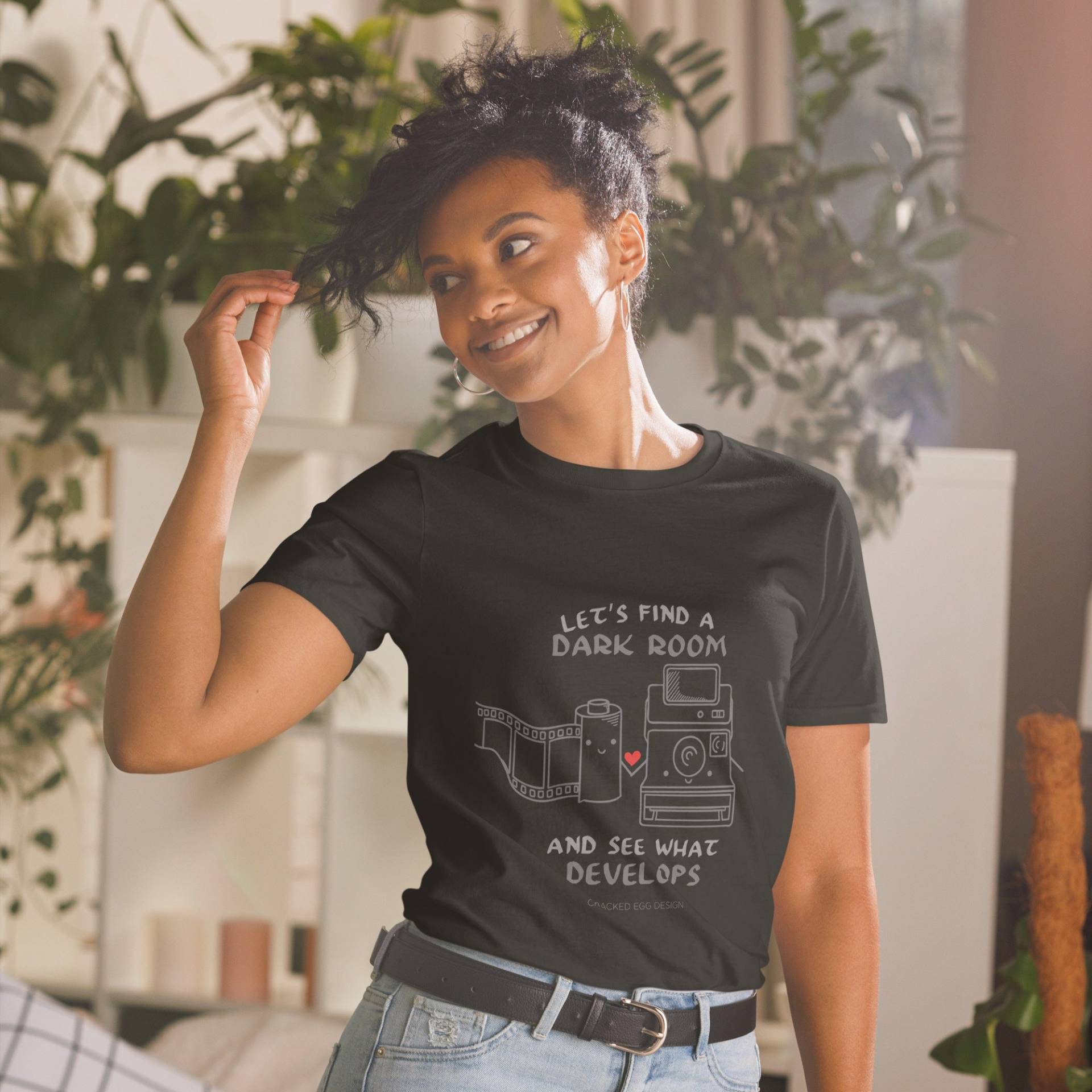 Lass Uns Eine Dunkelkammer Finden Und Sehen, Was Sich Entwickelt, Polaroid, Film, Fotografie Shirt, Kamera Druck, Für Fotografen, Kurzarm Unisex Lass Uns Eine Dunkelkammer Finden Und Sehen, Was Sich Entwickelt, Polaroid, Film, Fotografie Shirt, Kamera Druck, Für Fotografen, Kurzarm Unisex von CrackedEggDesign