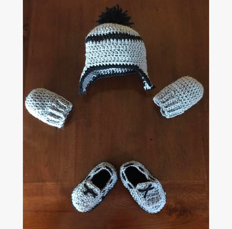 Häkel-Babyset Mit Pom Ohrklappe Hut, Bootsschuhe Krawatten Und Handschuhe von CraftCafeByHibray