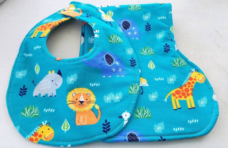 Entzückendes Türkis Mit Baby-Tier-Bündchen Und Burp-Tuch von CraftEtcByLeslie